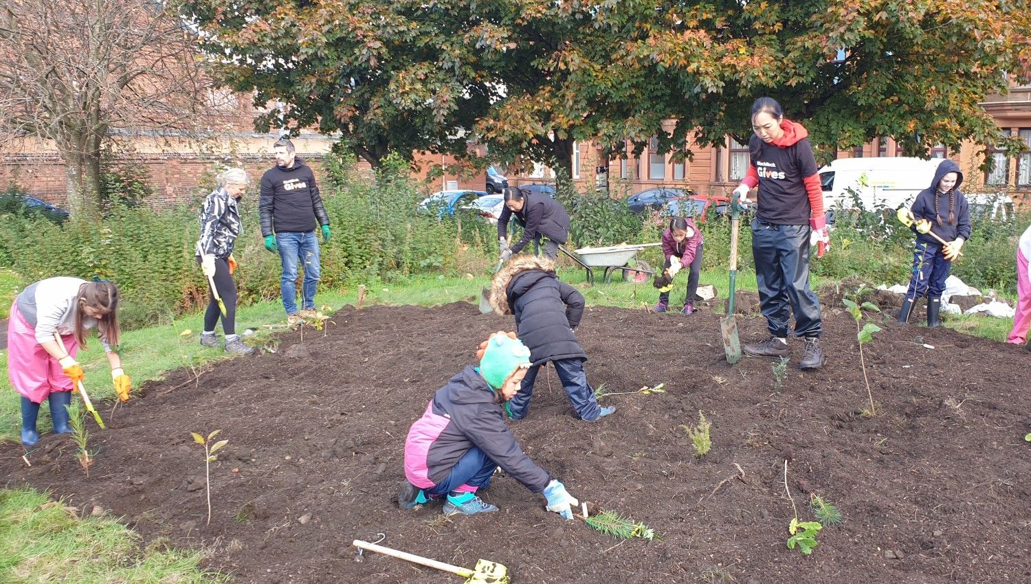 October 2021: Volunteers laying out the tree saplings (Photo credit Earthwatch Europe)