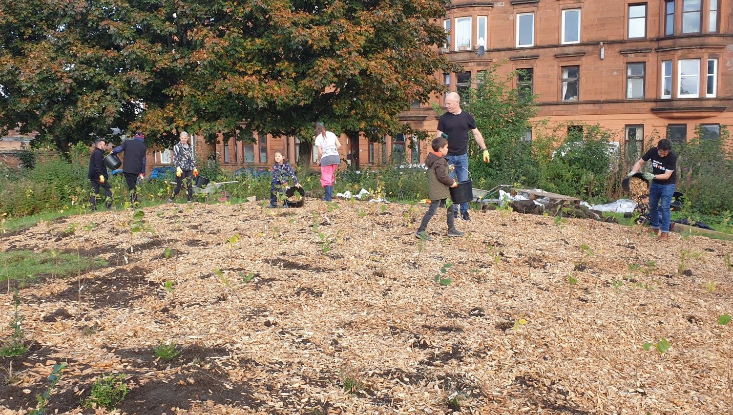 October 2021: Volunteers spreading the mulch layer (Photo credit Earthwatch Europe)