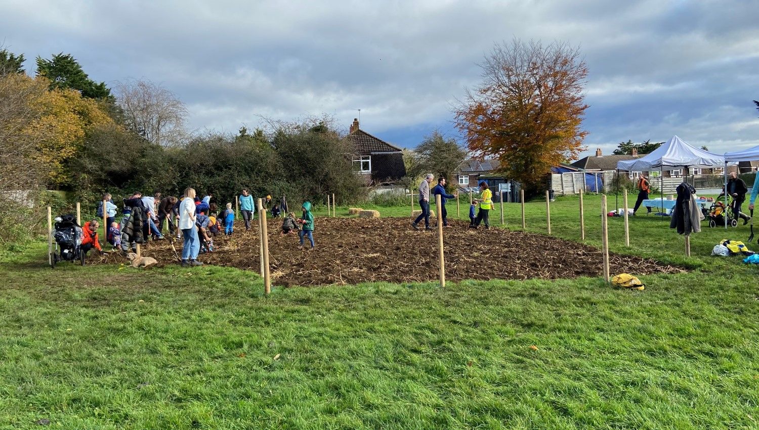 November 2021: Volunteers ready to begin planting (Photo credit Earthwatch Europe)
