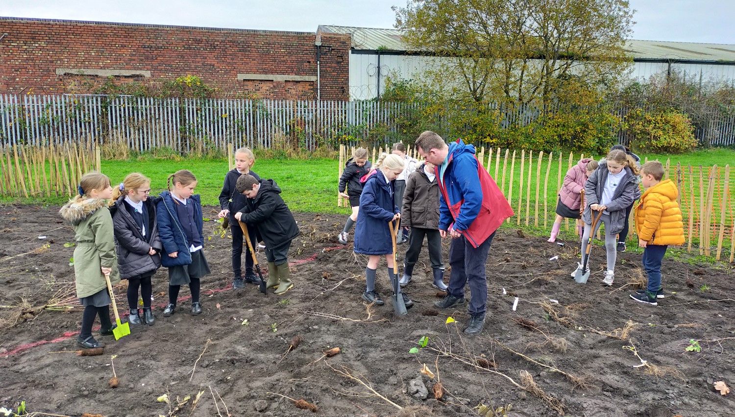 November 2021: School children planting tree saplings (Photo credit Earthwatch Europe)