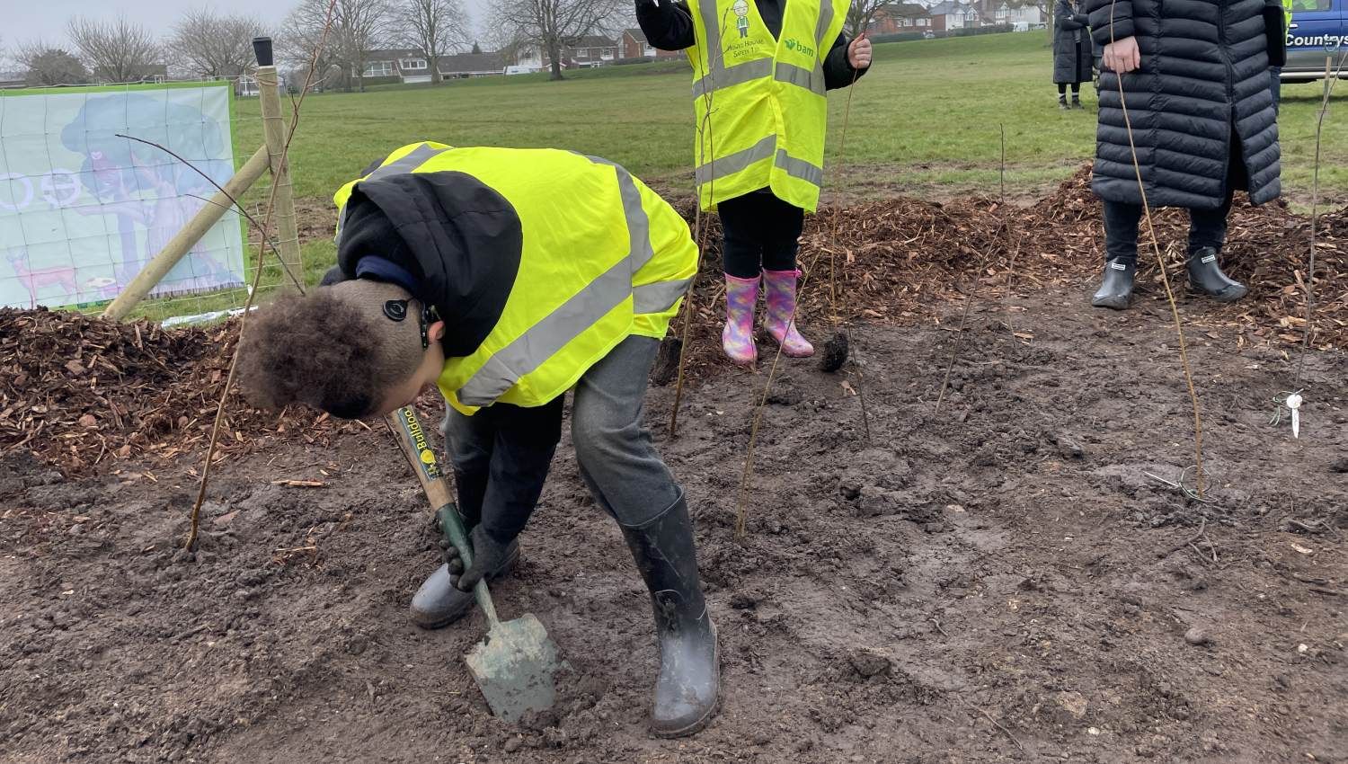Whitley Common Tiny Forest school children digging