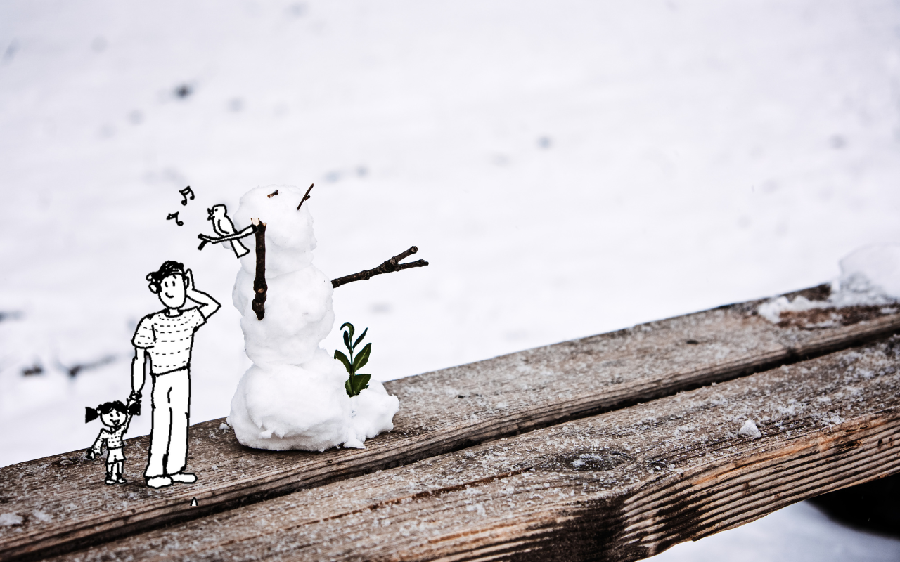 Schneemann auf einer Bank in einer weißen Landschaft